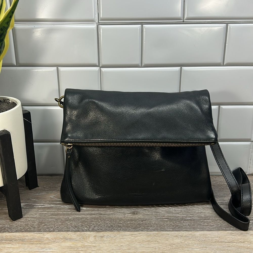1008-17 Margot black leather crossbody